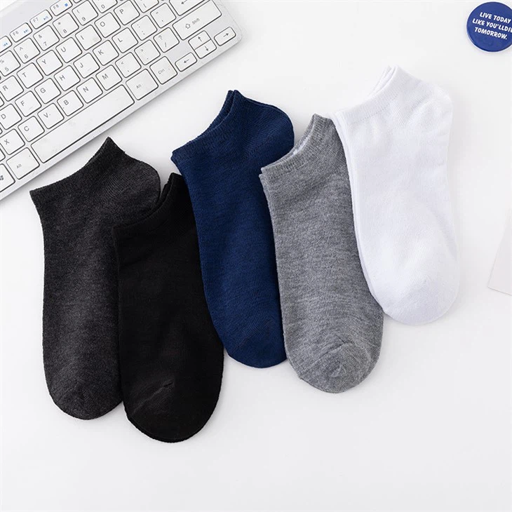 Weiße und graue Bootssocken